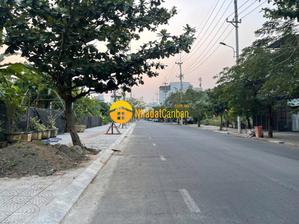 Mặt tiền võ an ninh đối diện sân vận động hòa xuân